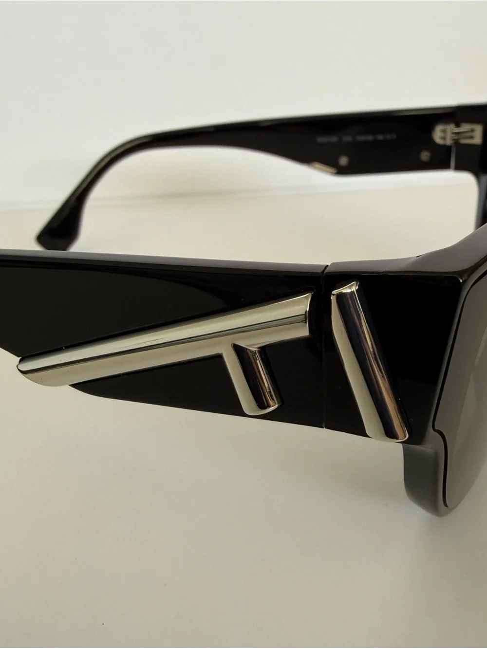 NEW!!! Fendi cat eye black sunglasses FE40135F 01A Authentic